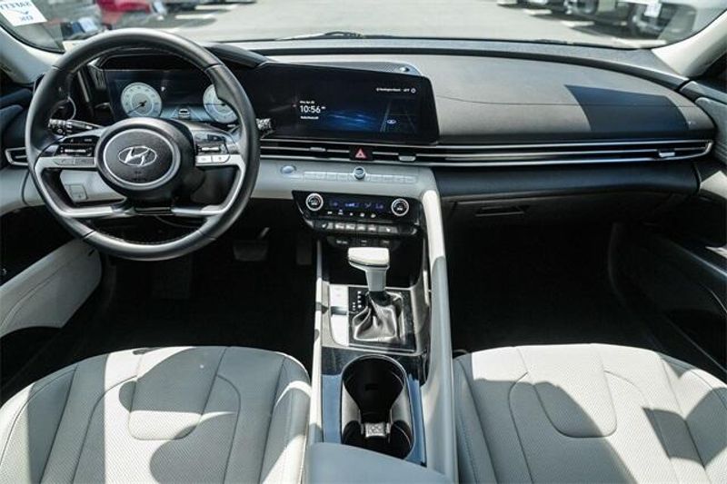 2023 Hyundai Elantra LimitedImage 13