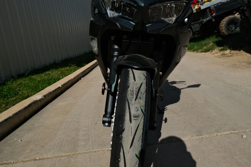 2025 Kawasaki NINJA 650 ABS METALLIC MATTE OLD SCHOOL GREEN AND METALLIC SPARK BLACK Image 16