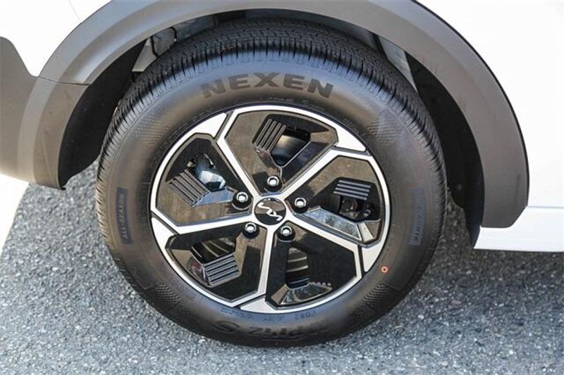 2025 Kia Niro LXImage 19