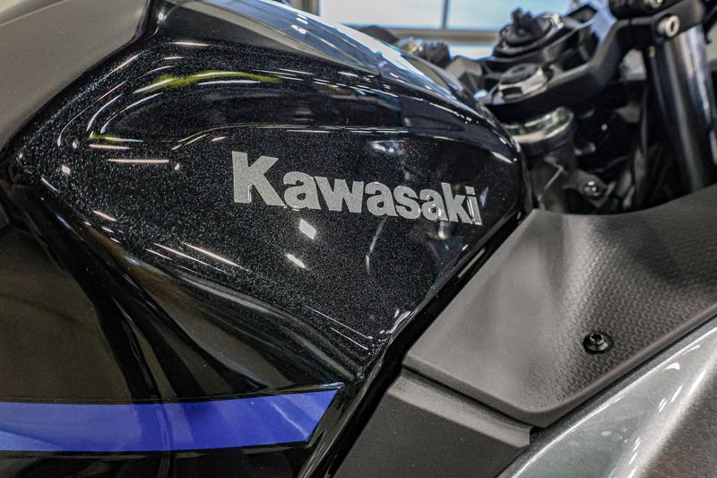 2025 Kawasaki NINJA 500 SE ABS METALLIC FLAT SPARK BLACK AND METALLIC SPARK BLACK AND METALLIC MOONDUST GRAYImage 19