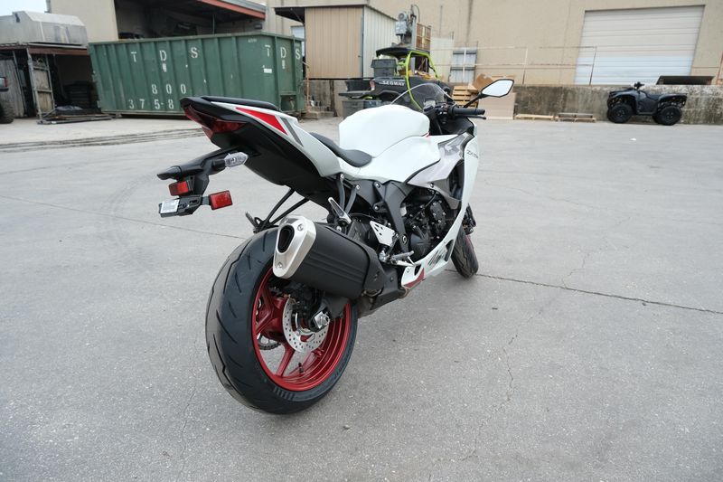 2025 Kawasaki NINJA ZX6R PEARL BLIZZARD WHITEImage 14