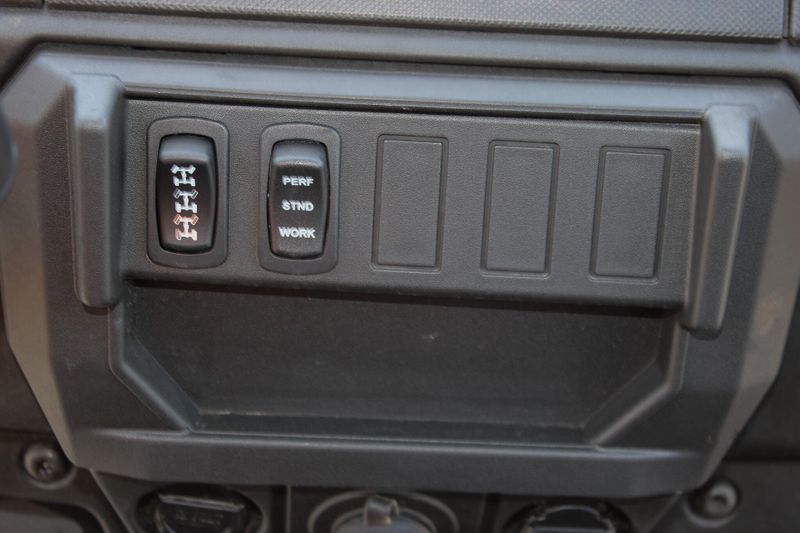 2025 Polaris RANGER CREW XP 1000 TEXAS EDITION BLACK CRYSTAL Image 21