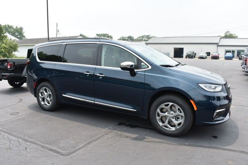 2023 Chrysler Pacifica Limited AwdImage 5