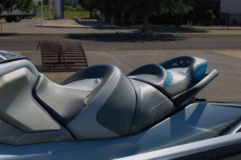 2021 SEADOO GTX 300 LTD SILVER Image 27