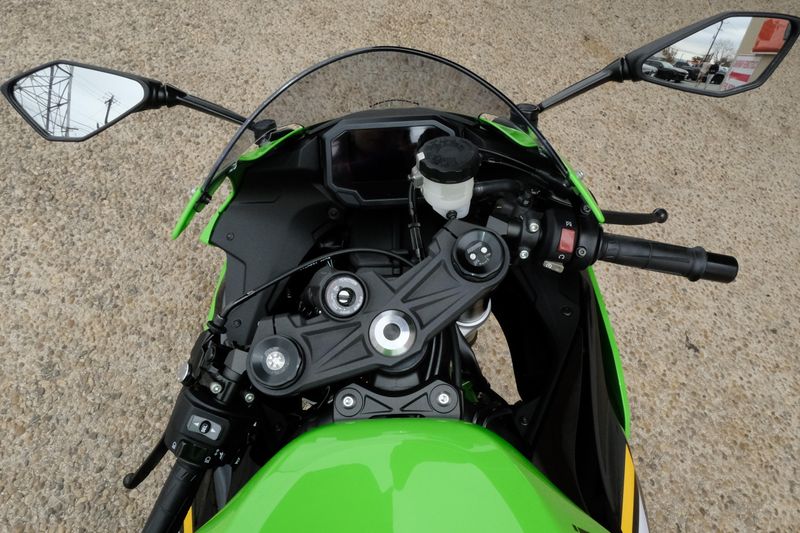 2025 Kawasaki NINJA ZX6R KRT EDITION LIME GREEN AND EBONY AND PEARL BLIZZARD WHITEImage 10