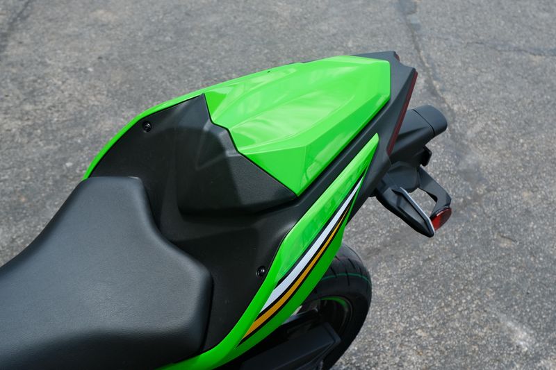 2025 Kawasaki NINJA 500 KRT EDITION SE ABS LIME GREEN AND EBONY AND PEARL BLIZZARD WHITE Image 9
