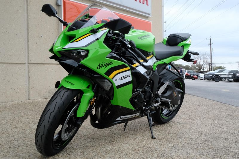 2025 Kawasaki NINJA ZX6R KRT EDITION LIME GREEN AND EBONY AND PEARL BLIZZARD WHITE Image 5