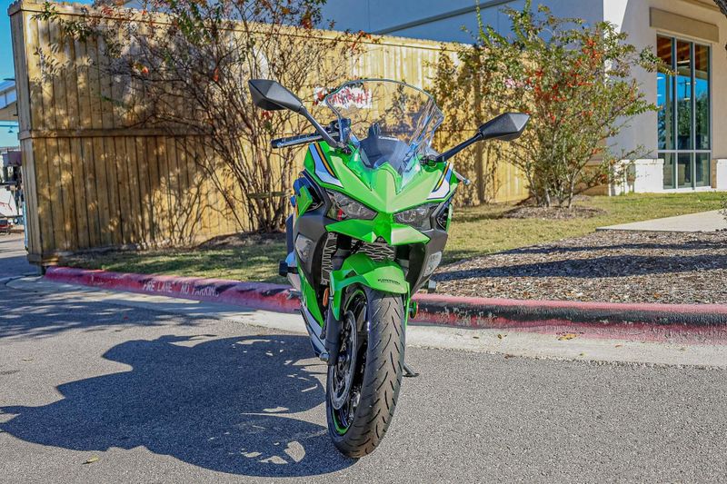 2025 Kawasaki NINJA 500 KRT EDITION SE ABS LIME GREEN AND EBONY AND PEARL BLIZZARD WHITEImage 7