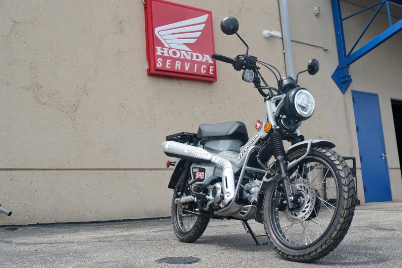 2025 Honda TRAIL 125 PEARL SMOKY GRAY Image 18