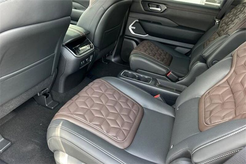 New 2025 Nissan Armada PlatinumImage 9