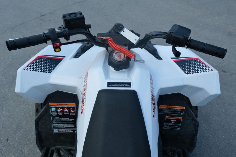 Used 2023 Polaris OUTLAW 70 EFI BRIGHT WHITE AND RED Image 12