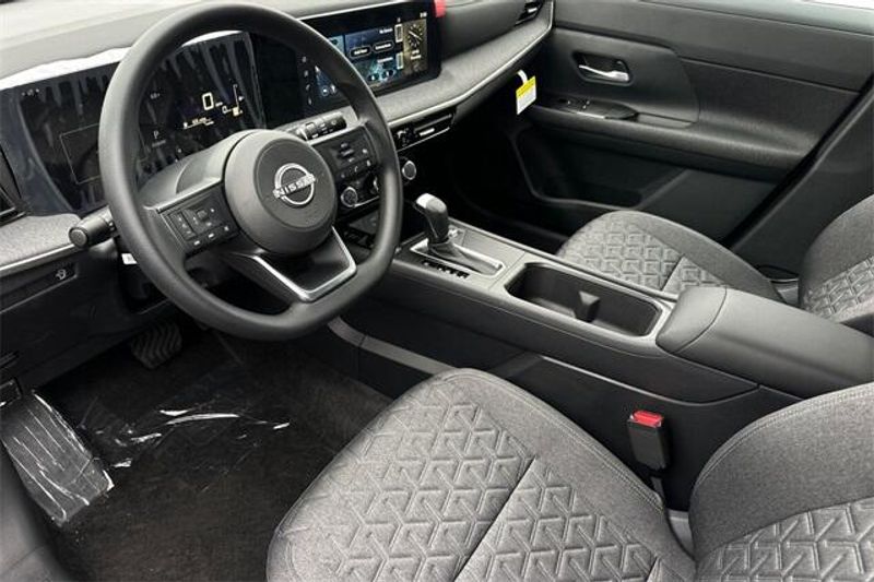 New 2025 Nissan Kicks SVImage 7