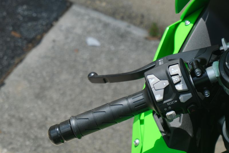 2025 Kawasaki NINJA ZX10R KRT EDITION LIME GREEN AND EBONY AND PEARL BLIZZARD WHITE Image 13