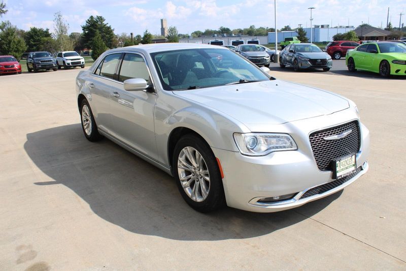 2019 Chrysler 300 Touring Limited photo 4