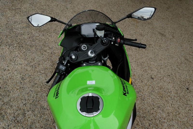 2025 Kawasaki NINJA ZX6R KRT EDITION ABS LIME GREEN AND EBONY AND PEARL BLIZZARD WHITEImage 12