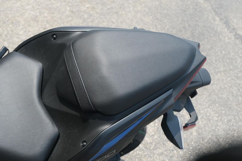 2025 Kawasaki NINJA 500 ABS METALLIC FLAT SPARK BLACK AND METALLIC SPARK BLACK AND METALLIC MOONDUST GRAY Image 19
