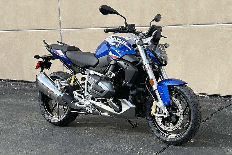 2023 BMW R1250R   in a RACING BLUE METALLIC exterior color. BMW Motorcycles of Temecula – Southern California 951-395-0675 bmwmotorcyclesoftemecula.com 