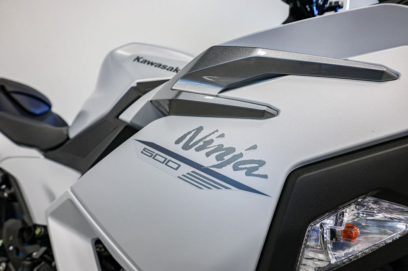 2025 Kawasaki NINJA 500 ABS METALLIC MATTE WHITISH SILVER AND METALLIC MOONDUST GRAYImage 16