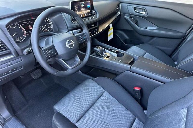 New 2025 Nissan Rogue SVImage 7