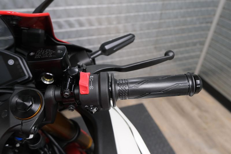 NEW 2026 YAMAHA YZFR3 ABS 70TH ANNIVERSARY EDITION Image 21