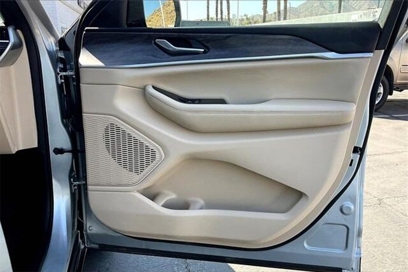 Used 2023 Jeep Grand Cherokee L LimitedImage 23