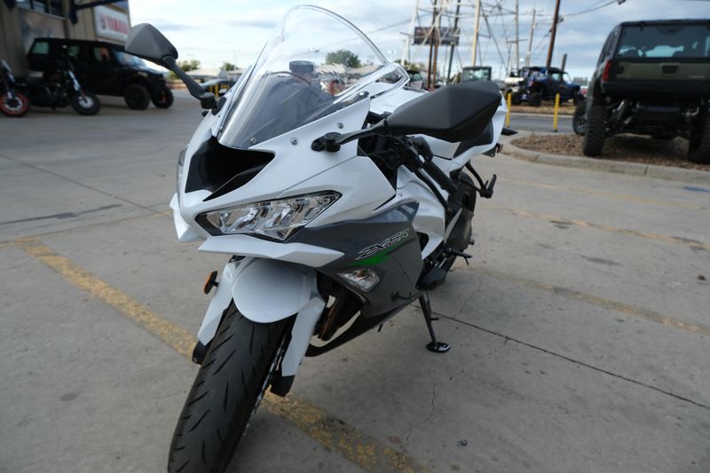 2021 Kawasaki NINJA ZX6R PEARL CRYSTAL WHITEImage 11