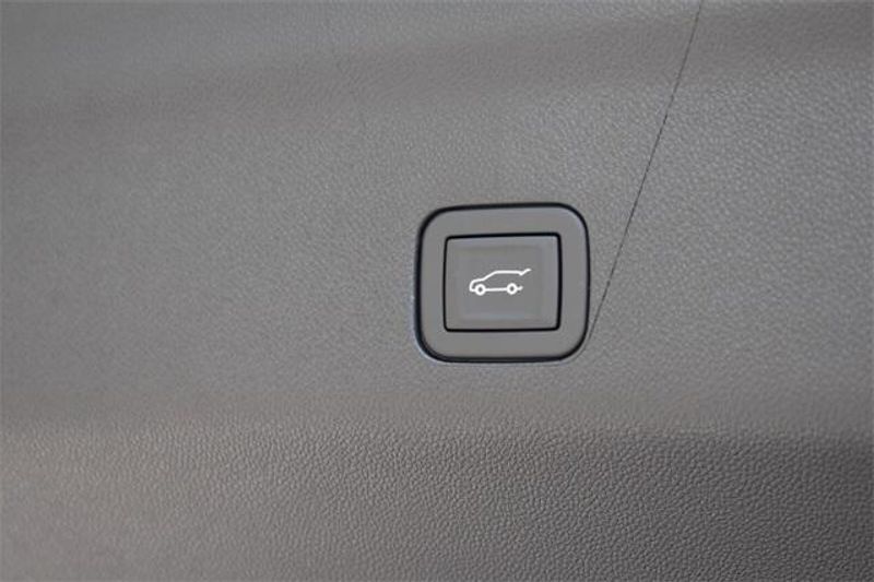 New 2025 Chevrolet Suburban PremierImage 23