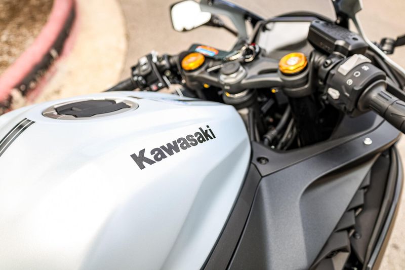 2025 Kawasaki NINJA ZX4RR ABS  METALLIC MATTE WHITISH SILVER AND METALLIC FLAT SPARK BLACK Image 12