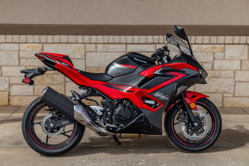 2025 Kawasaki NINJA 500 ABS PASSION RED AND METALLIC FLAT SPARK BLACK AND METALLIC MATTE DARK GRAYImage 2