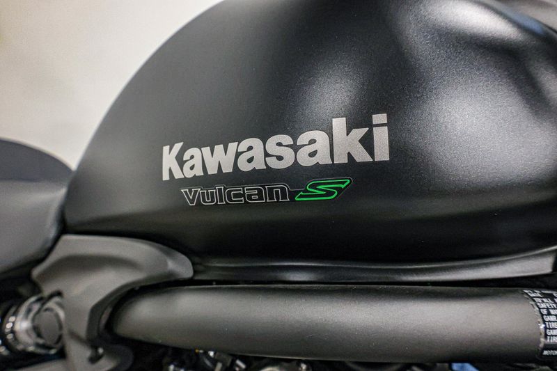 2025 Kawasaki VULCAN S ABS METALLIC FLAT SPARK BLACK AND METALLIC FLAT RAW GRAYSTONE Image 3