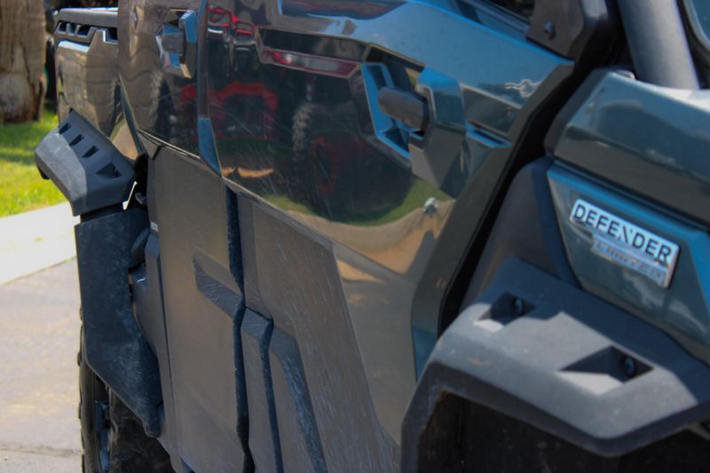 2023 Can-Am DEFENDER MAX HD10 LIMITED GRAY Image 2