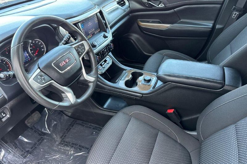 Used 2023 GMC Acadia SLEImage 9