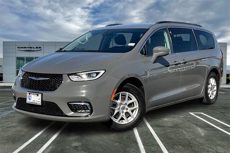 2022 Chrysler Pacifica Touring LImage 1