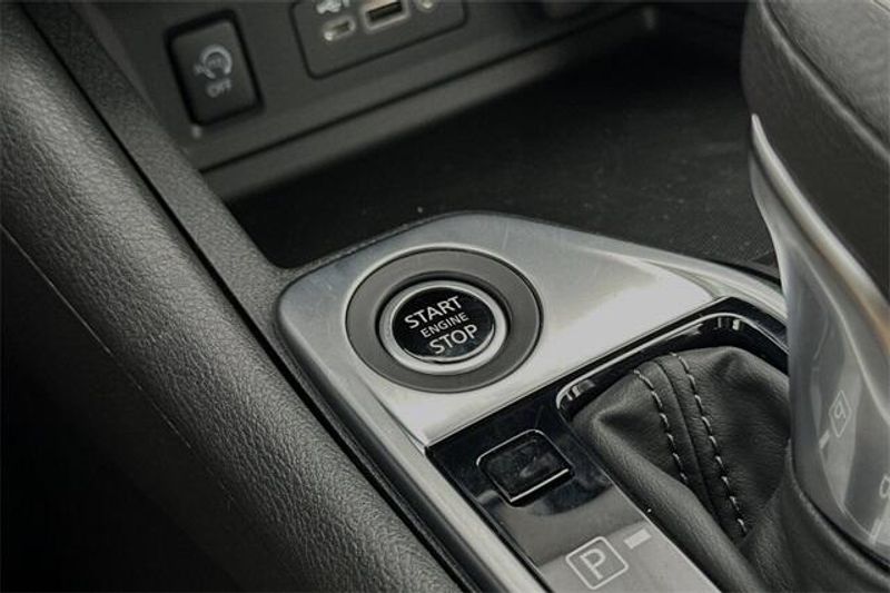 New 2025 Nissan Sentra SVImage 18