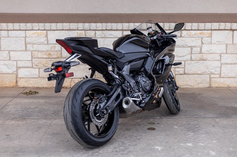 2025 Yamaha YZFR7 MATTE RAVEN BLACKImage 3