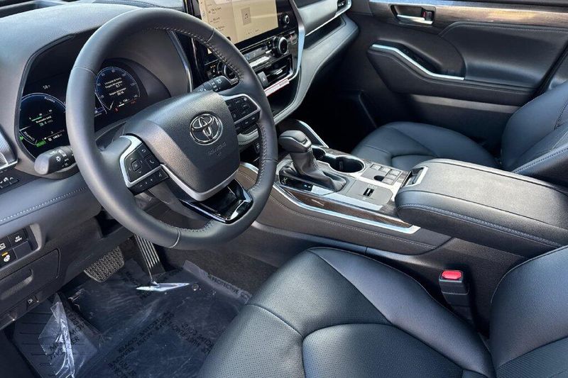 New 2026 Toyota Highlander Hybrid PlatinumImage 9