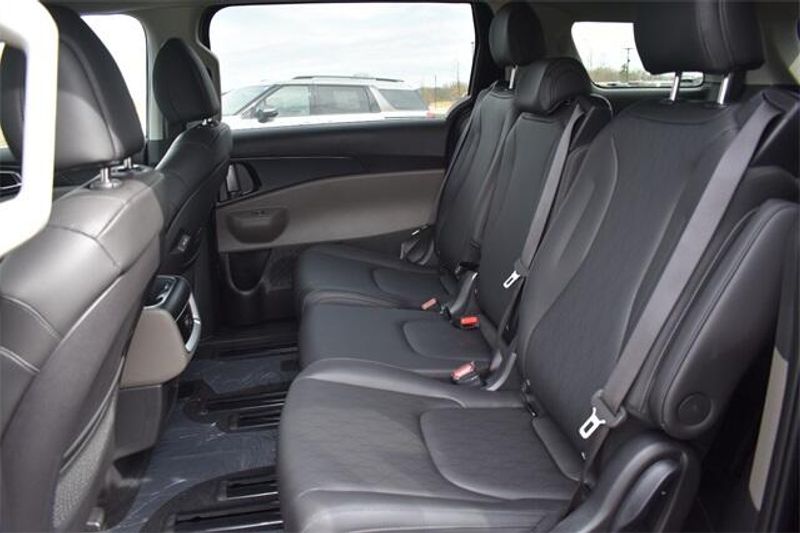 2025 Kia Carnival LXSImage 16