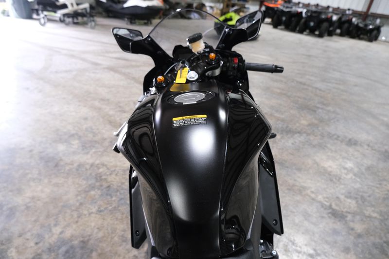 2025 Yamaha YZFR7 MATTE RAVEN BLACKImage 25