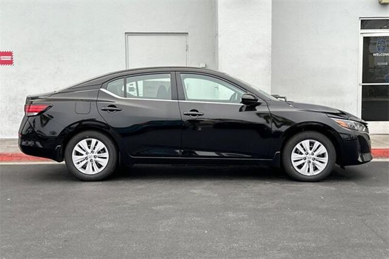 New 2025 Nissan Sentra SImage 2