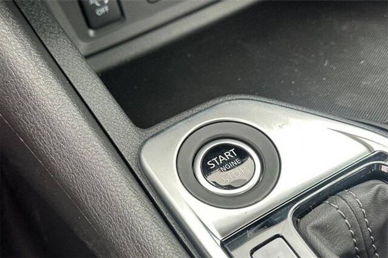 New 2025 Nissan Sentra SVImage 18