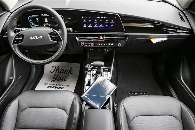 New 2025 Kia Niro SXImage 5