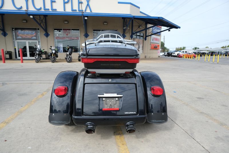 2019 HARLEY TRIKE TRI GLIDE ULTRA in a BLACK exterior color. Family PowerSports (877) 886-1997 familypowersports.com 