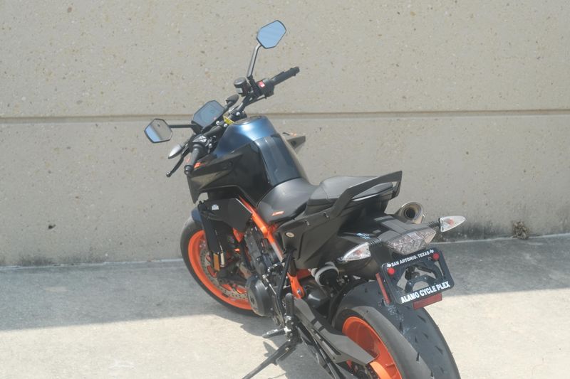 2023 KTM 890 DUKE R ORANGE AND BLUE Image 7
