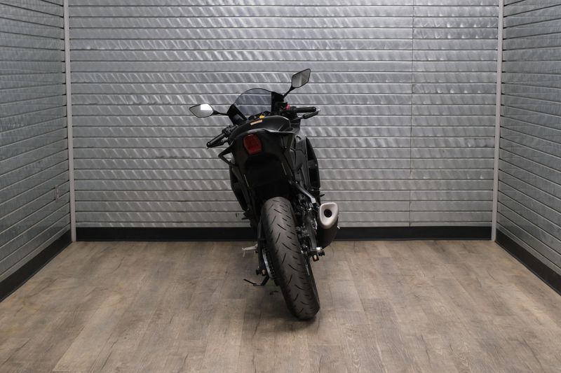 USED 2025 YAMAHA YZFR3 ABS Image 4