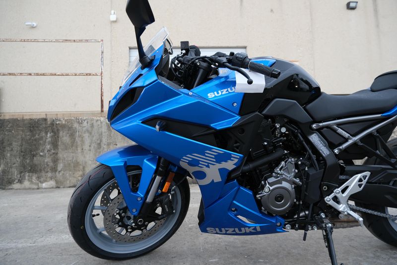 2025 Suzuki GSX8R BLUEImage 2