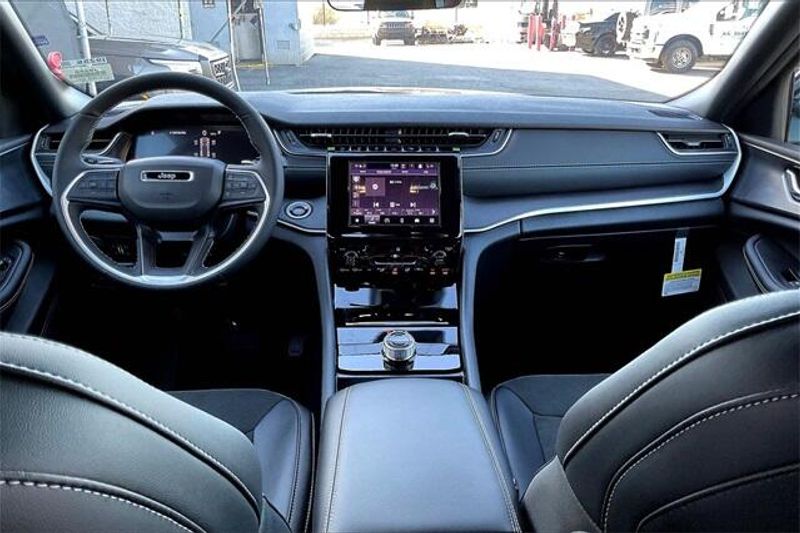 New 2025 Jeep Grand Cherokee Altitude 4x2Image 4