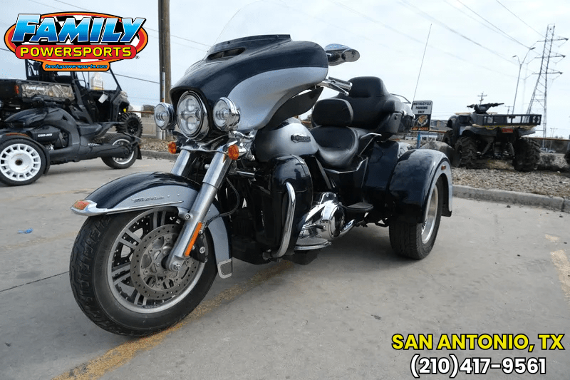 2019 HARLEY TRIKE TRI GLIDE ULTRA in a BLACK exterior color. Family PowerSports (877) 886-1997 familypowersports.com 