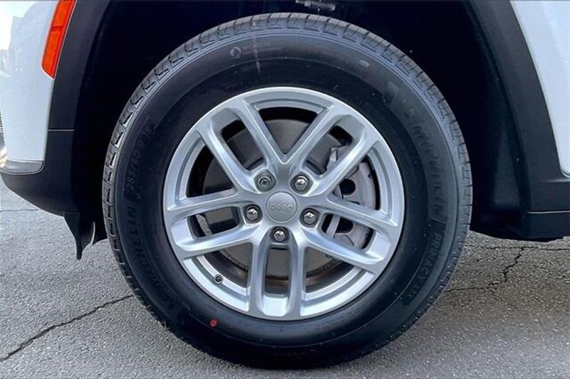 New 2025 Jeep Grand Cherokee L Laredo 4x4Image 10