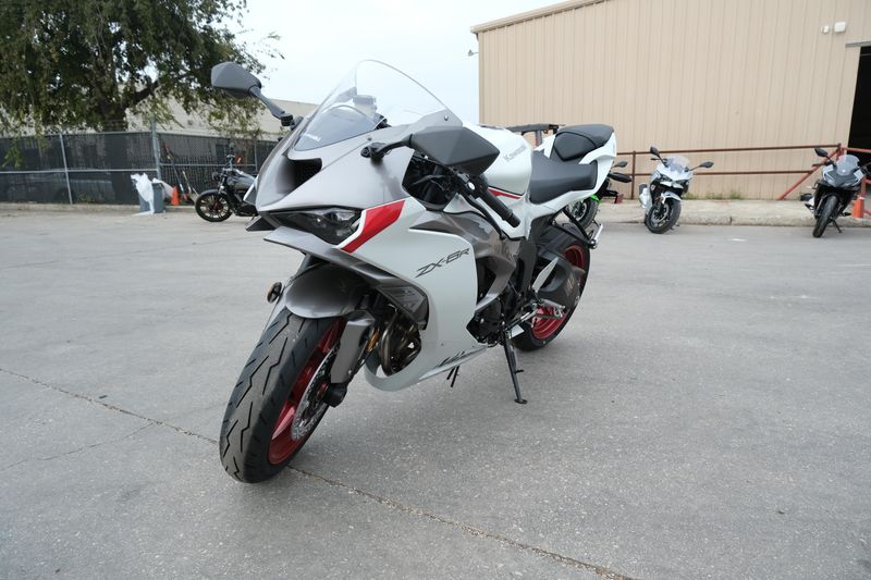 2025 Kawasaki NINJA ZX6R PEARL BLIZZARD WHITEImage 2