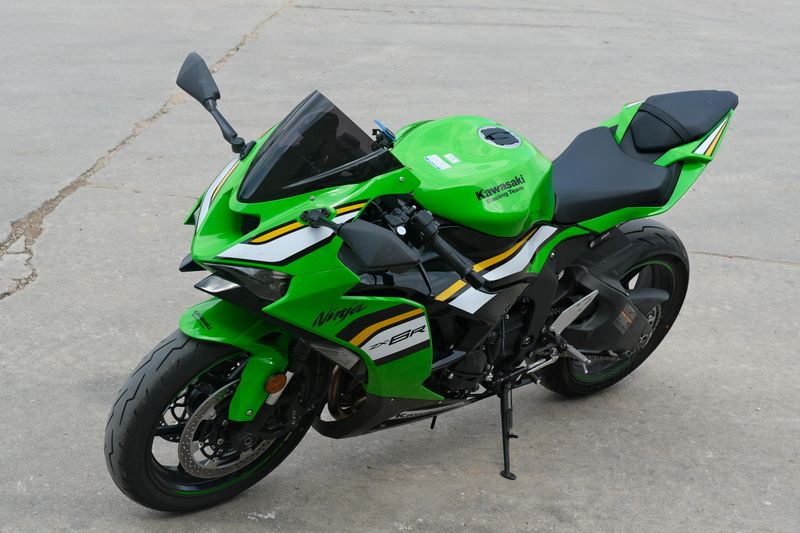 2025 Kawasaki NINJA ZX6R KRT EDITION LIME GREEN AND EBONY AND PEARL BLIZZARD WHITE Image 8